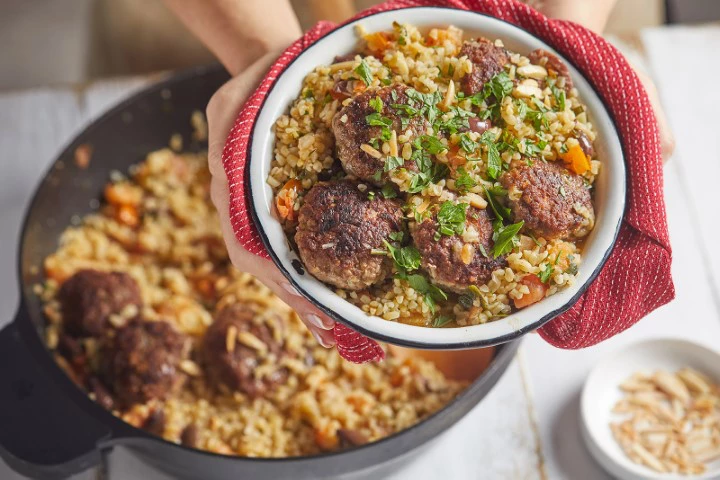 תבשיל קציצות בשר עם בורגול בסיר אחד