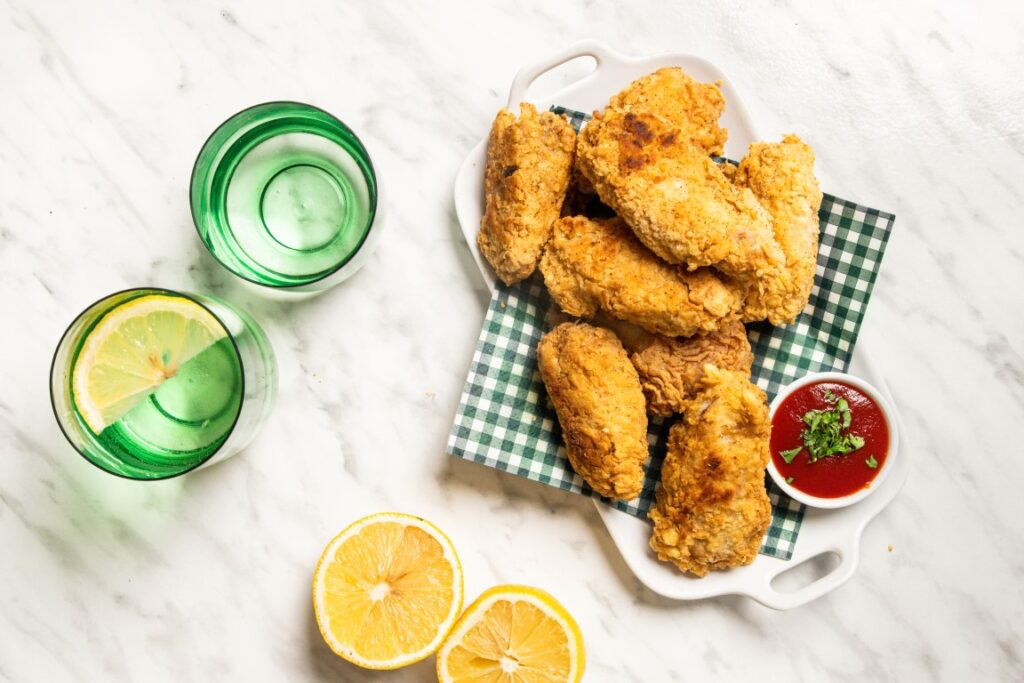 כנפיים מטוגנות בציפוי פריך בסגנון אמריקאי