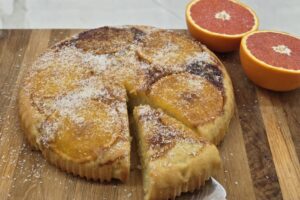 עוגת תפוזים טבעונית עם פרוסות תפוז וסילאן