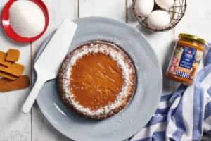 מתכון לעוגת גבינה עם עוגיות לוטוס וציפוי ריבת חלב