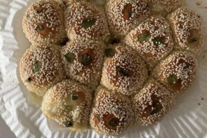 כדורי בייגל רכים במילוי מוצרלה ושומשום
