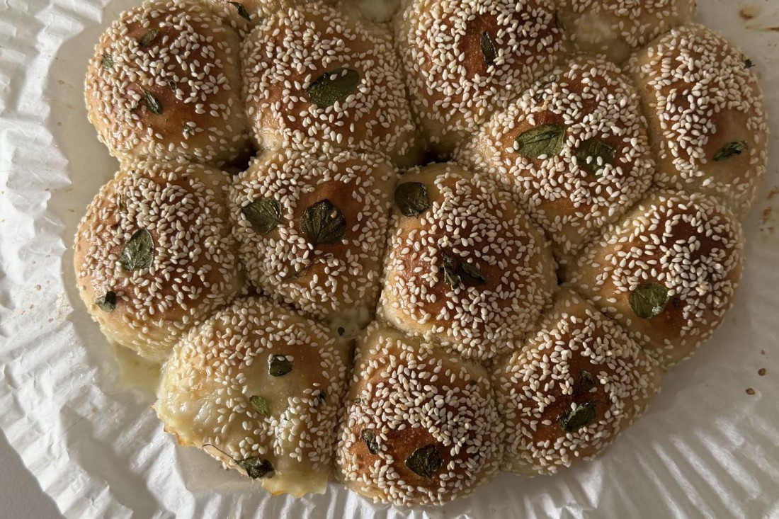 כדורי בייגל רכים במילוי מוצרלה ושומשום
