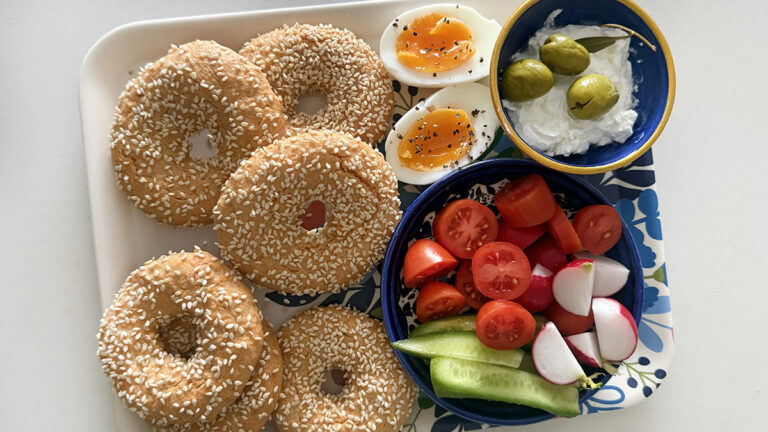 בייגל שקדים ועדשים כתומות בלי גרם קמח — מאפה בוקר קל