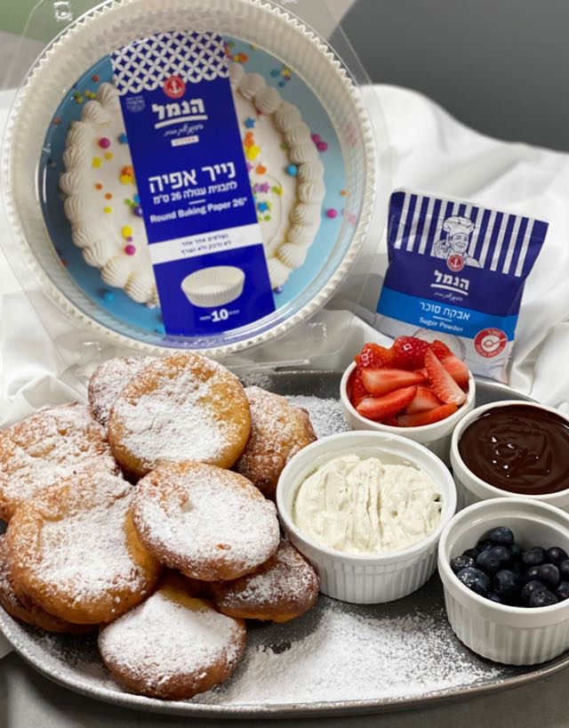 ערימת לביבות גבינה זהובות בצלחת — מתכוני הנמל