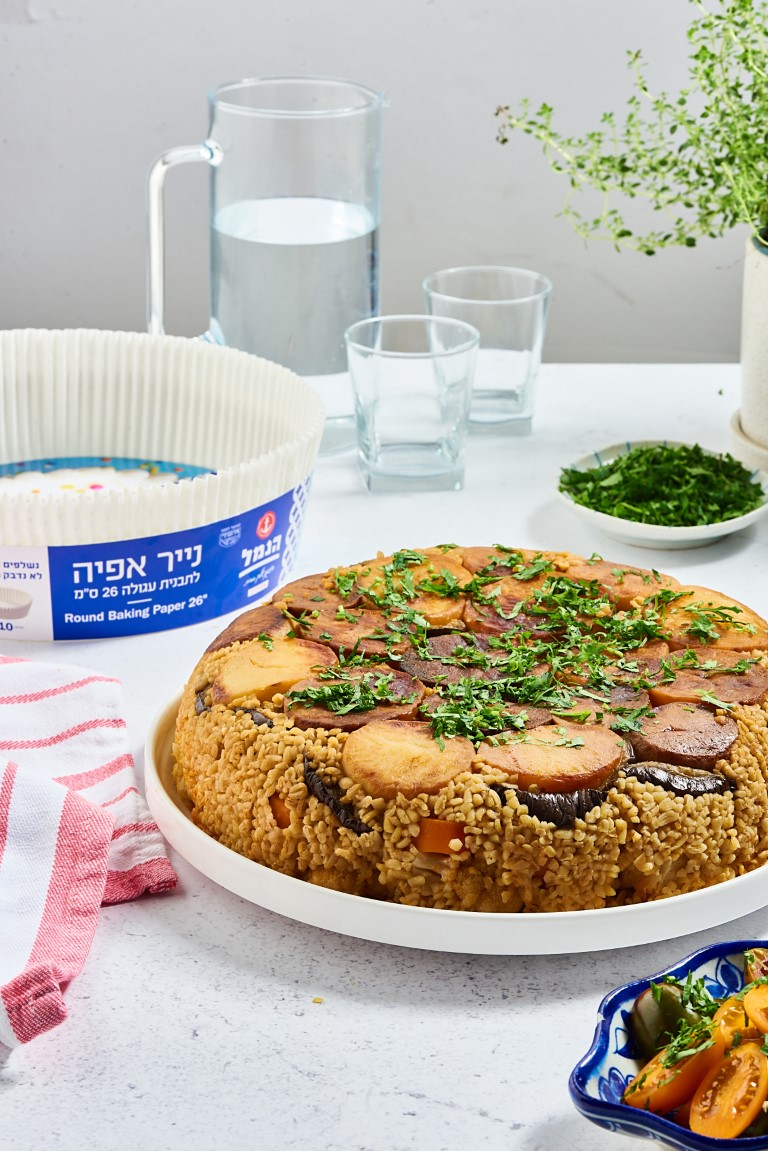 פרוסת מקלובה בורגול עם שכבות תפוחי אדמה, חצילים וכרובית — מתכוני הנמל