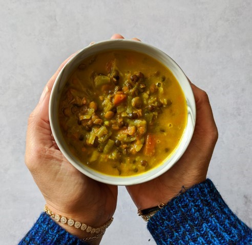 קערת מרק ירקות עם עדשים ופטרוזיליה — מתכוני הנמל