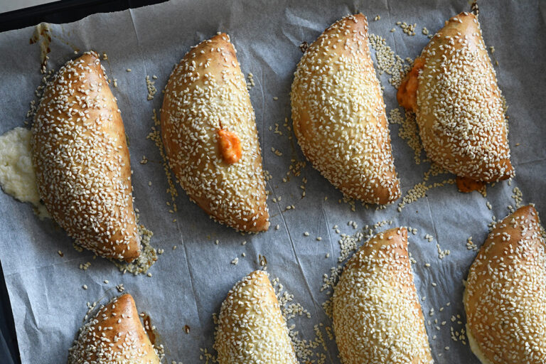 סמבוסק מבצק יוגורט בלי שמרים — חצאי ירח במילוי רוטב פיצה, גבינה וזיתים