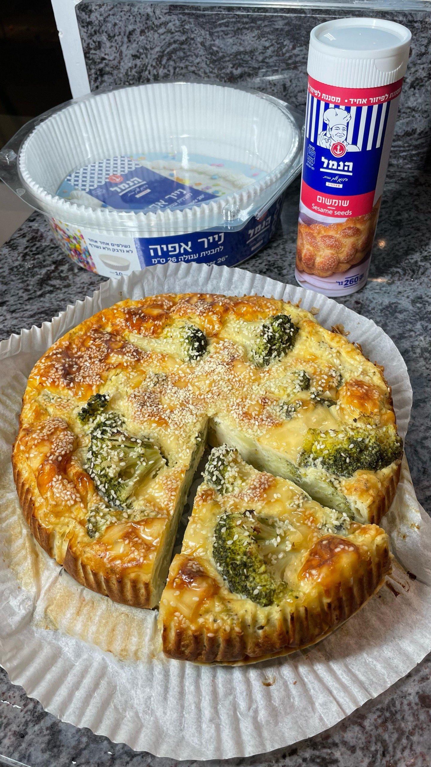 פרוסת פשטידת ברוקולי וגבינות עם שומשום — מתכוני הנמל