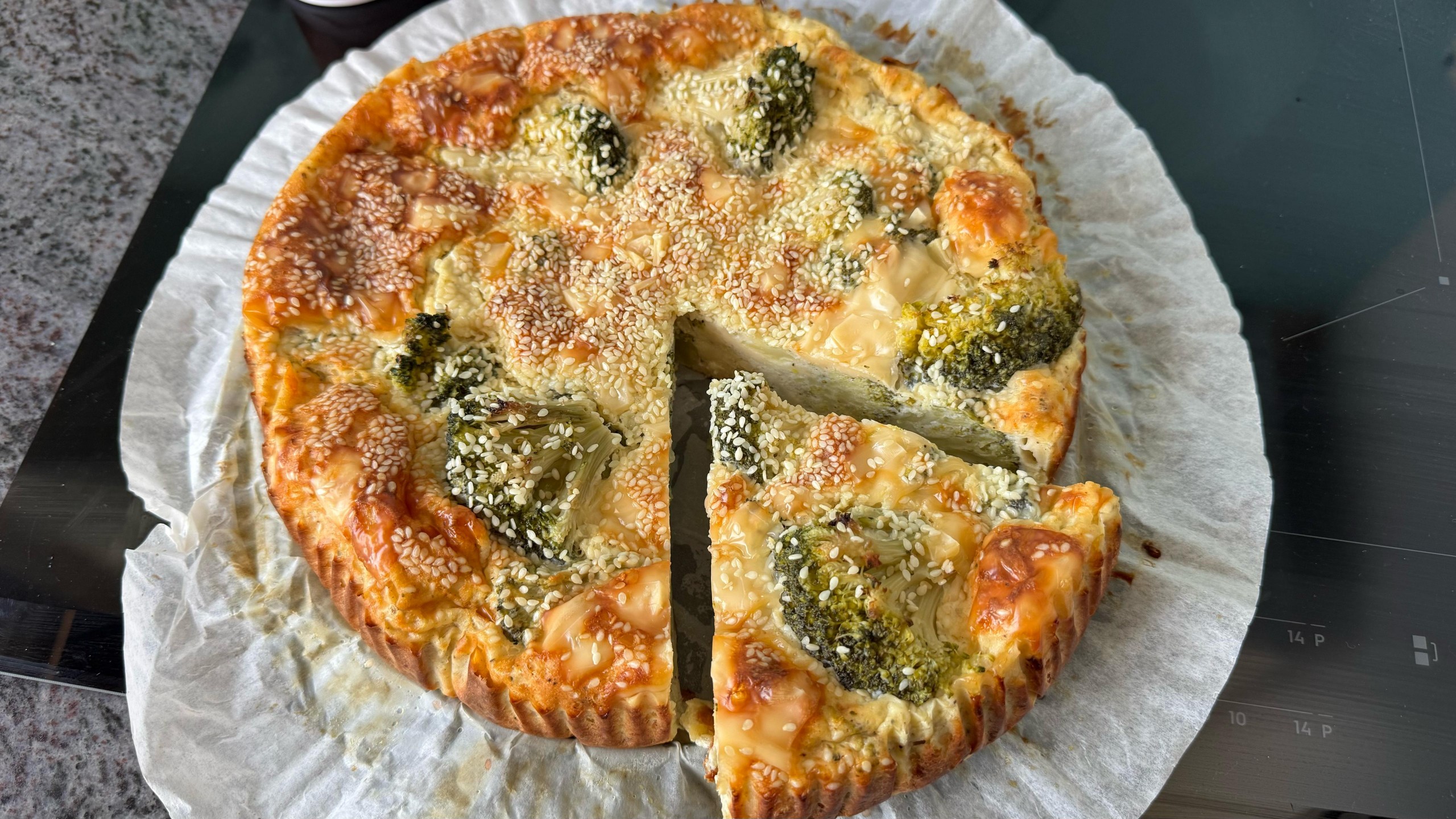 פשטידת ברוקולי וקוטג׳ אפויה בתבנית עגולה — מתכוני הנמל