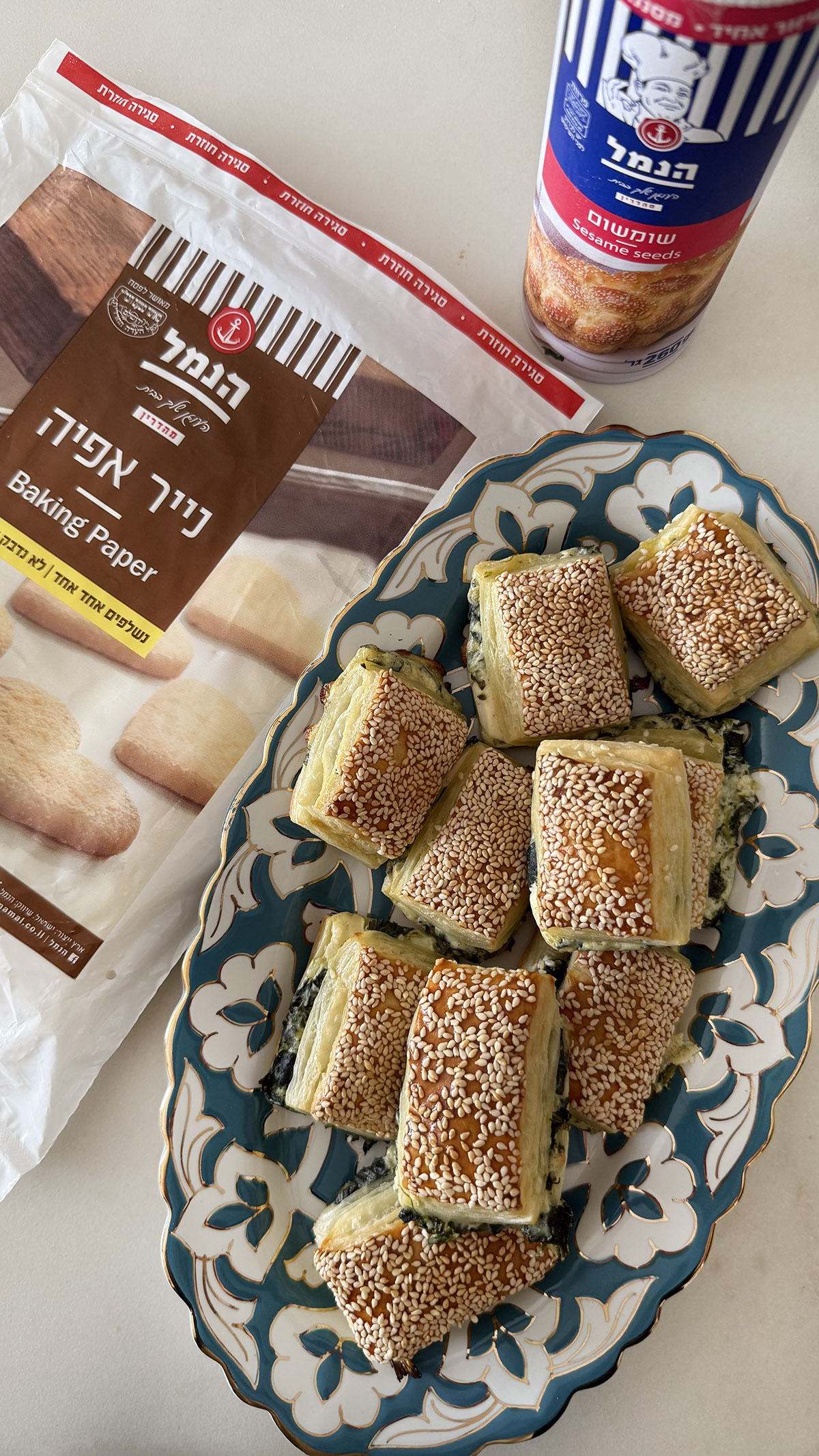 מגש בורקס תרד חתוך לקוביות לאירוח — מתכוני הנמל