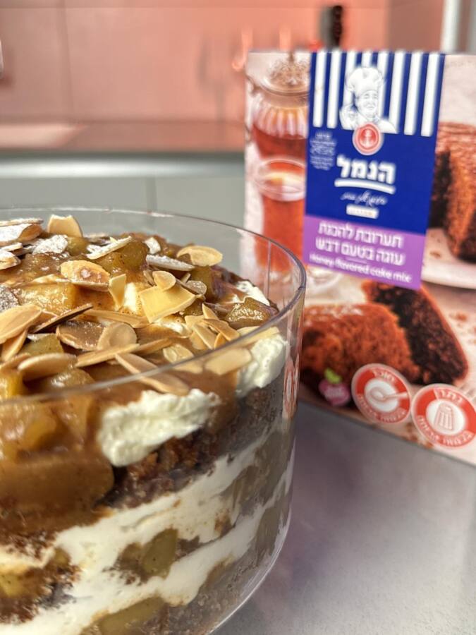 קינוח שכבות דבש ותפוחים מקושט בשקדים קלויים — מתכוני הנמל