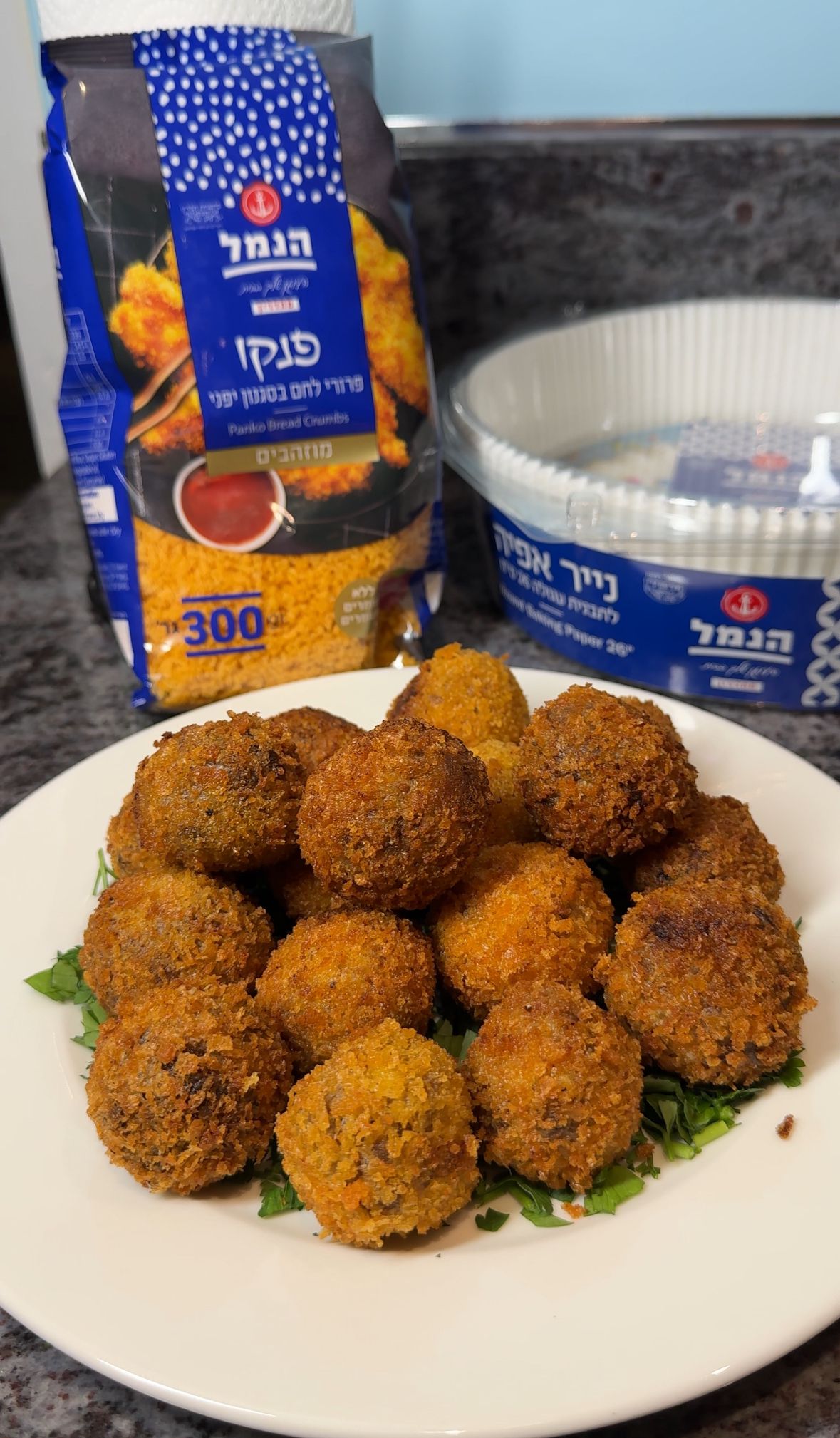 קציצות אסאדו מוגשות עם רוטב טחינה וברביקיו — מתכוני הנמל