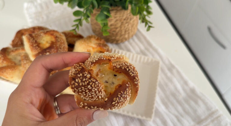 שושני בצק שמרים במילוי פיצה ושומשום — מאפה ילדים לארוחת ערב