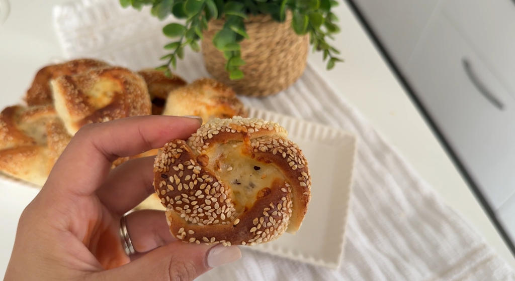 שושני בצק שמרים במילוי פיצה מצופות שומשום — מתכוני הנמל