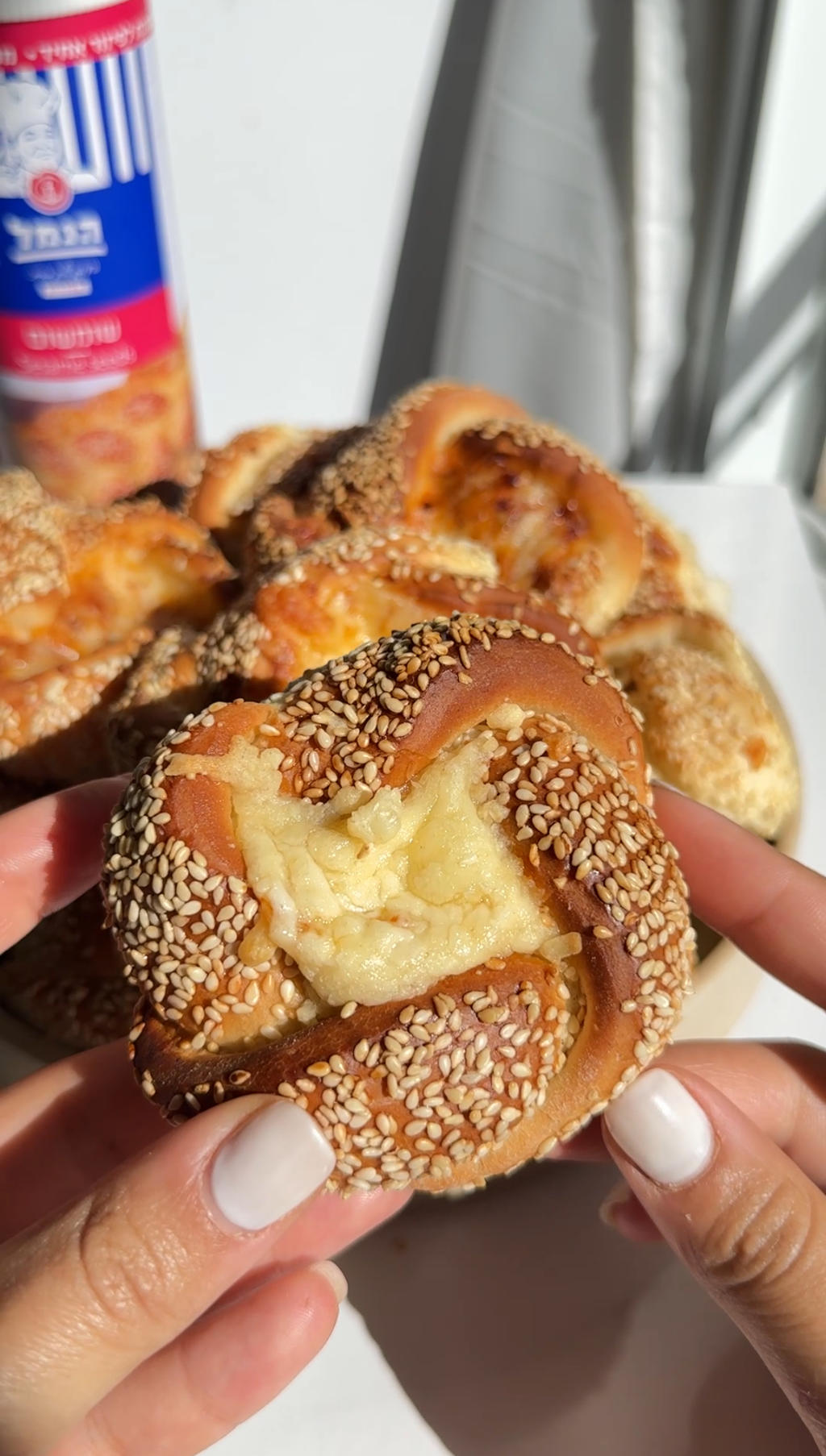 שושני בצק שמרים עם רוטב פיצה וגבינה צהובה בתבנית — מתכוני הנמל