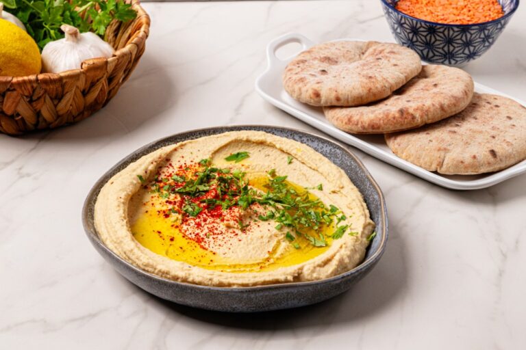 חומוס עדשים אדומות בלי השריה: ממרח טחינה ולימון מוכן בחצי שעה