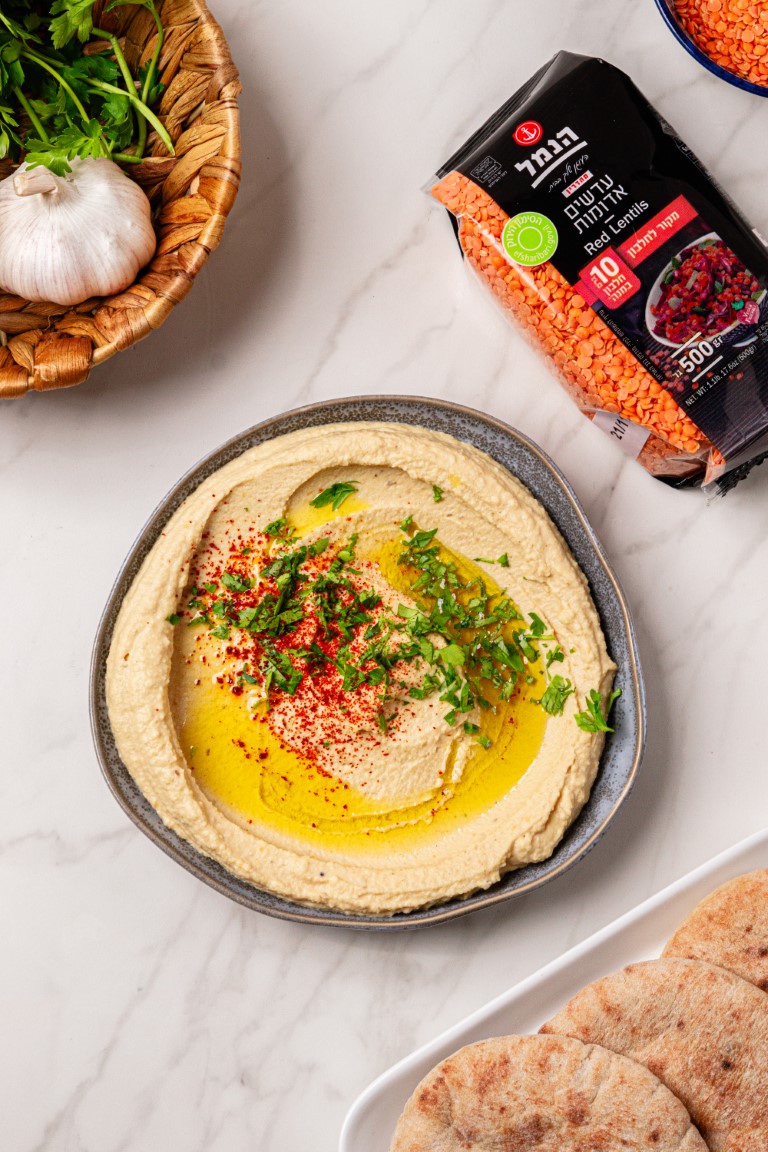 ממרח עדשים אדומות וטחינה בצלחת הגשה — מתכוני הנמל
