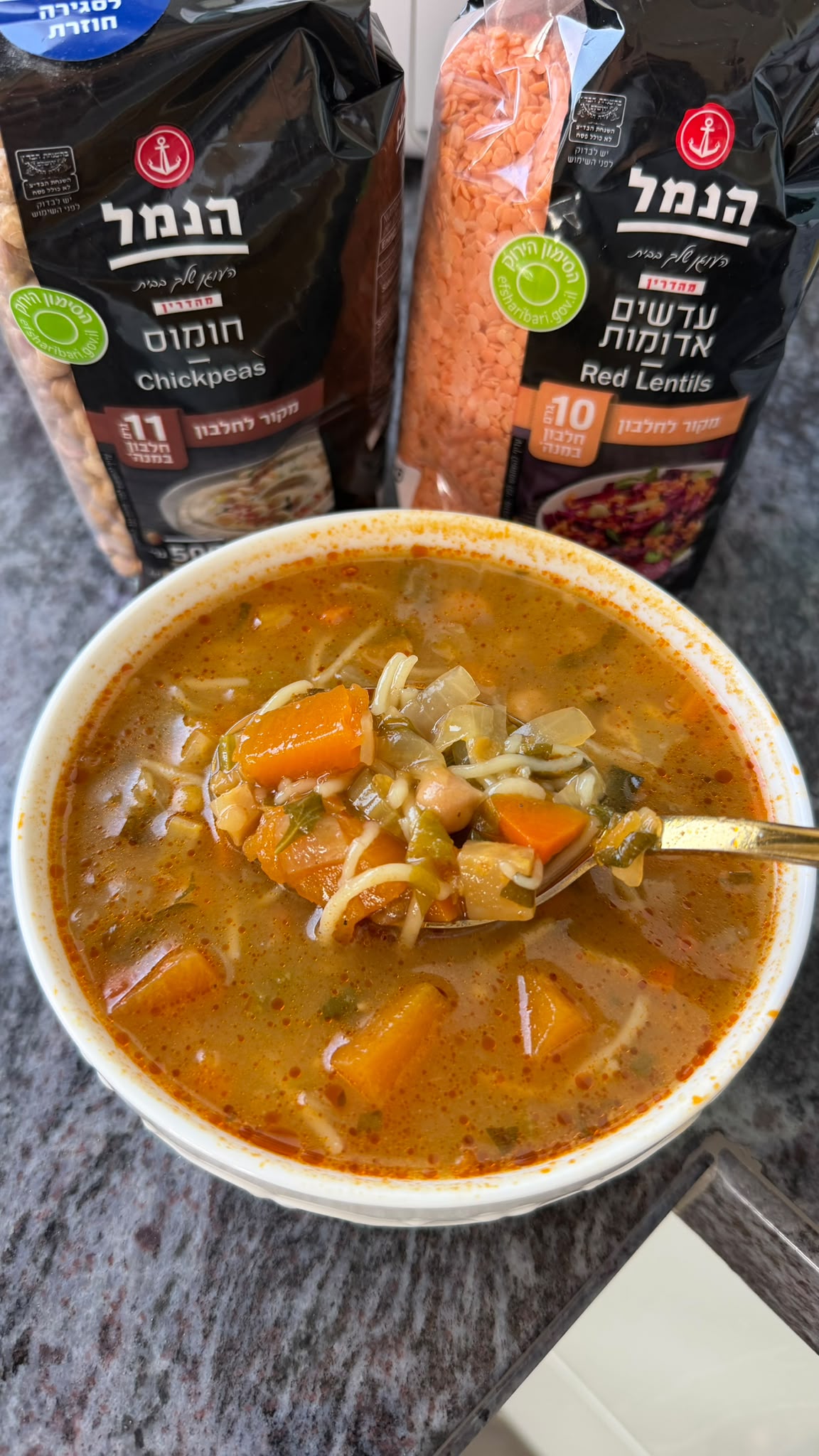 מרק עדשים עם גרגירי חומוס, אטריות וירקות שורש — מתכוני הנמל